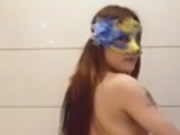 Putas enmascaradas bailan y se desnudan para seducir