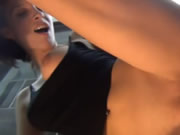 Zorra morena disfruta del sexo apasionado en el baño
