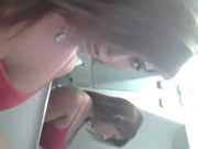 Latina tetona coquetea en el baño del avión
