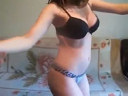 Chica serbia sexy en sujetador negro