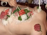 Mujer gorda japonesa desnuda con sushi colocado sobre su cuerpo