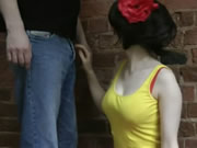 Hermosa señora mamada y paja frente a la pared