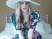 Vestido de chica te seduce en la cama