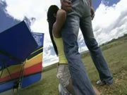 Dos chicas asiáticas anales en el campo