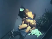 Pareja teniendo sexo excitante en el pasillo
