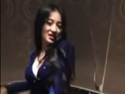 Azafata borracha muestra tetas en el baño