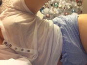 Nena asiática gruesa en camiseta blanca burlándose