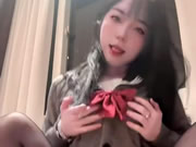 Linda chica asiática ropa interior de seda burlándose