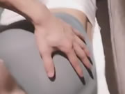 Chica china con pantalones de yoga se deja follar