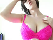 La nena se quita las bragas rosas para presumir