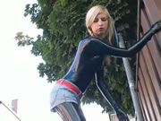 Catsuit de látex rubio ruso