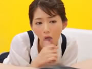 Chica japonesa en cuclillas para disfrutar del sexo oral