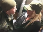 Señora rubia nórdica acampando con dos hombres